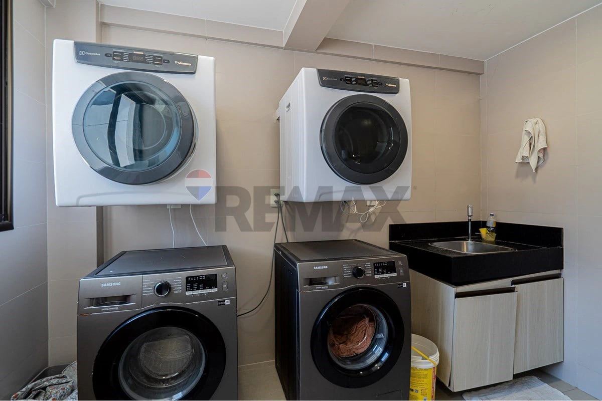 Apartamento de 1 quarto com janelas do piso ao teto — photo 28