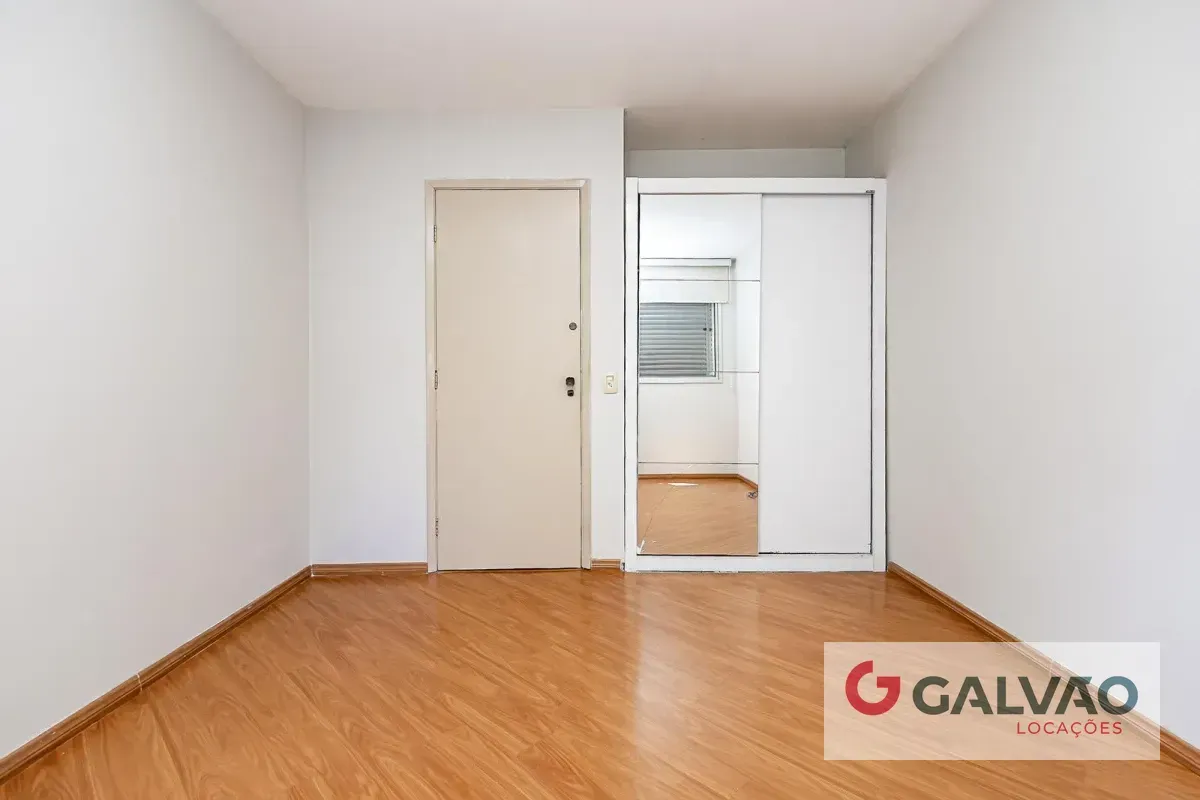 2-bedroom apartment with wood or laminate floors — photo 6