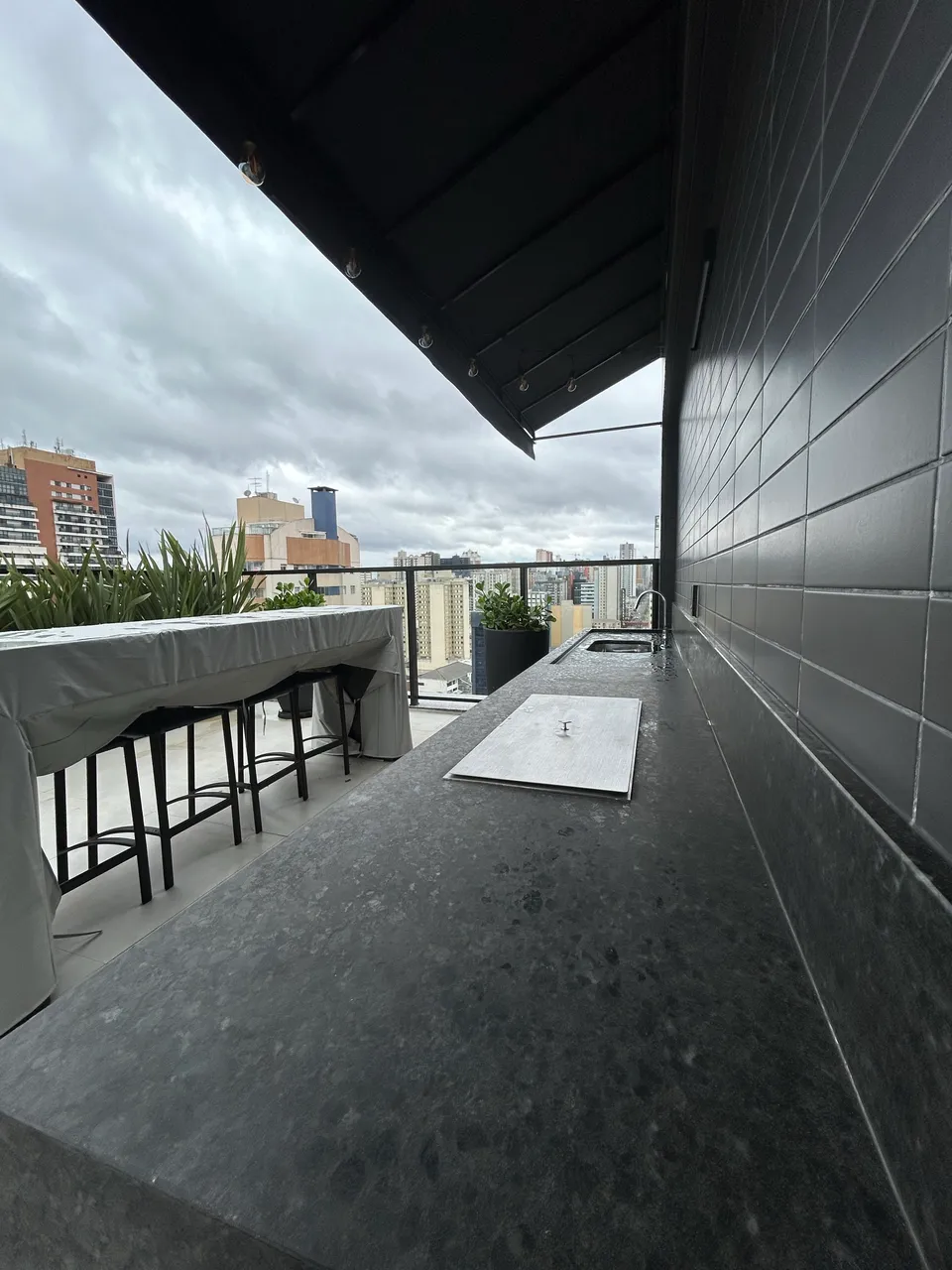 Apartamento de 1 quarto e 1 banheiro com varanda fechada — photo 2