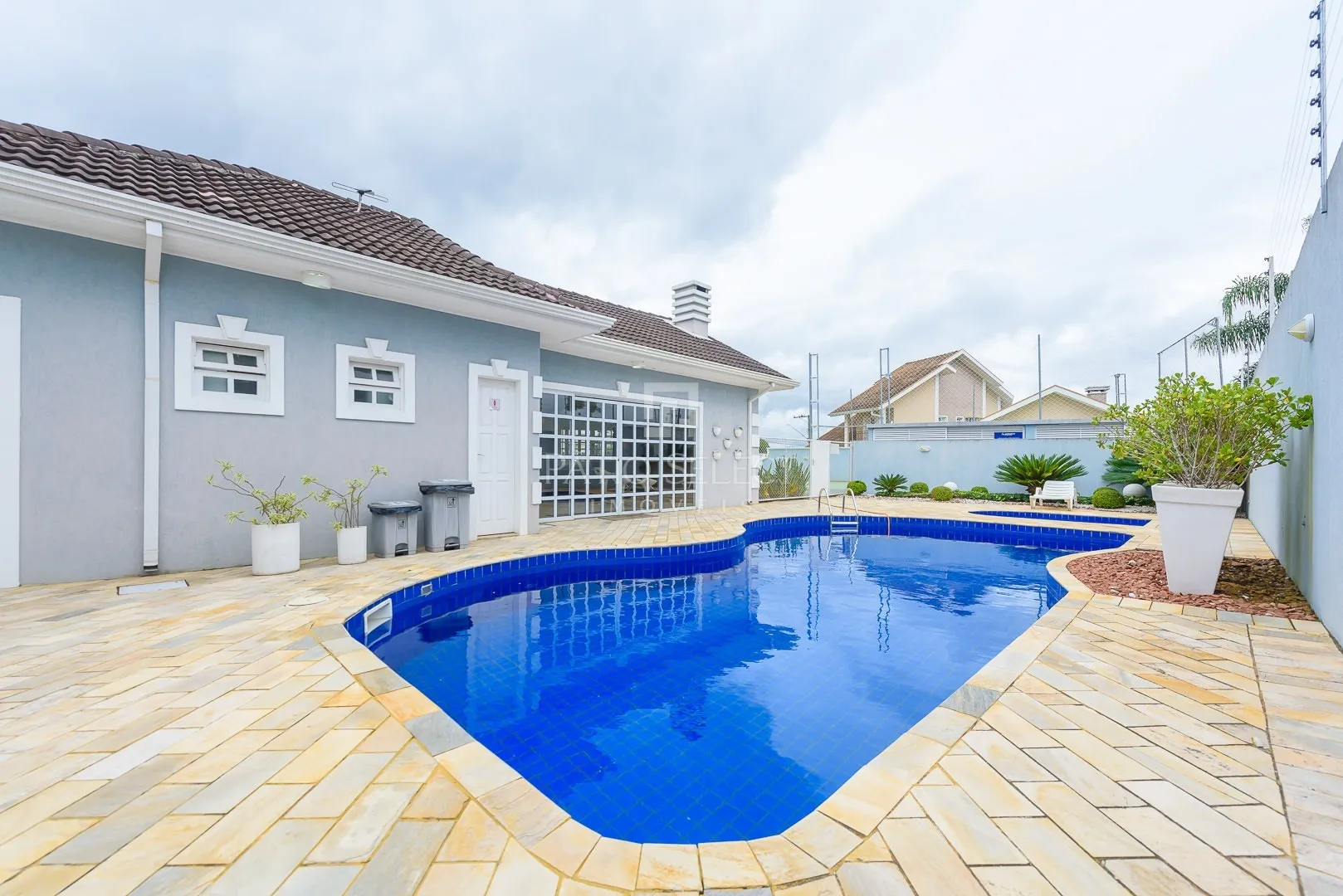 Furnished house, 305 m², with a bathtub — photo 86