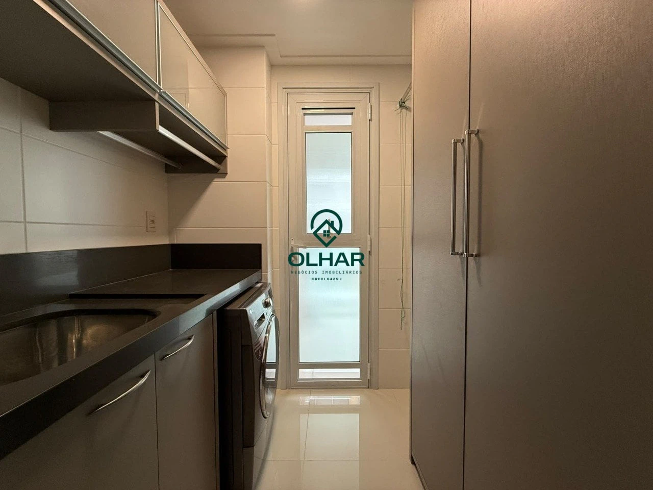 Glass-enclosed balcony in a 2-bedroom apartment, 93 m² — photo 5