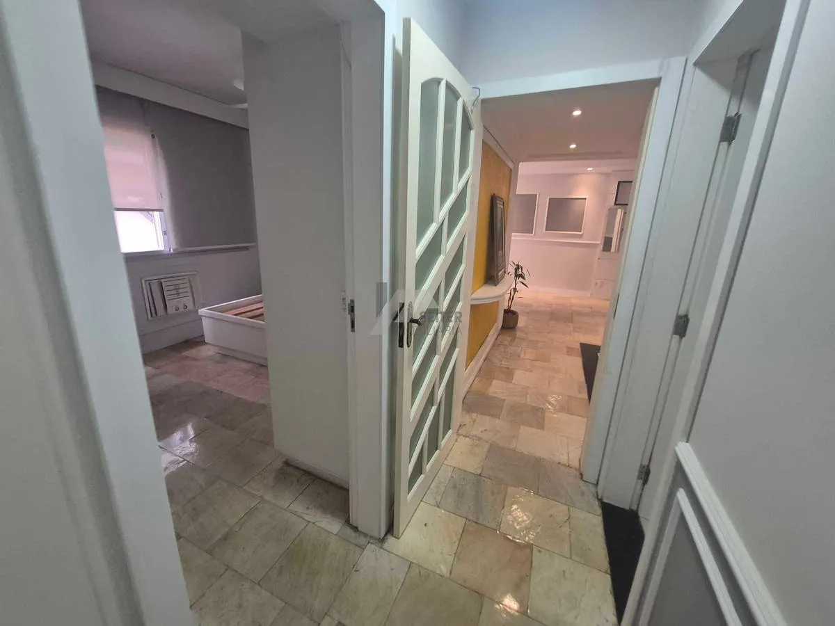 3-bedroom apartment with a glass-enclosed balcony — photo 34