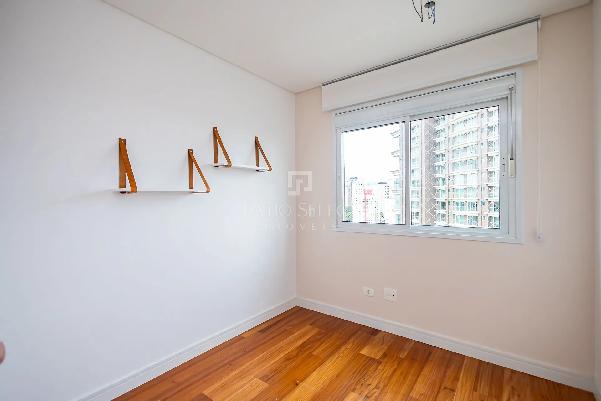 4-bedroom apartment with a fireplace — photo 47