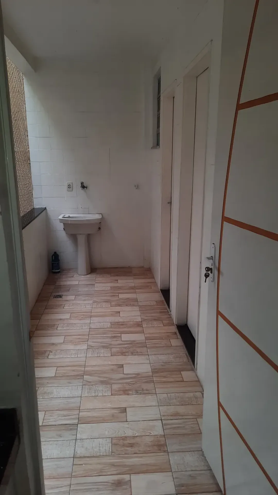 Walk-in closet in a 2-bedroom apartment, 95 m² — photo 4