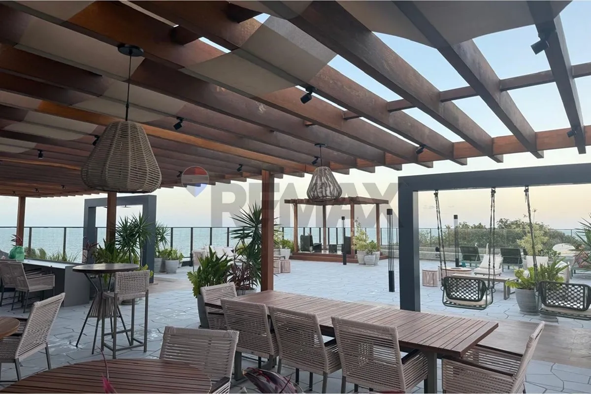 One-bedroom apartment with a water view