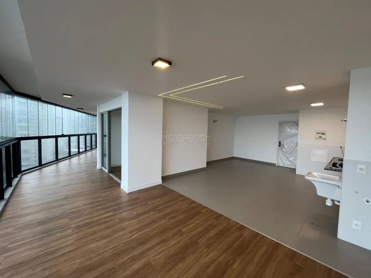 Glass-enclosed balcony in a 3-bedroom apartment, 120 m² — photo 4