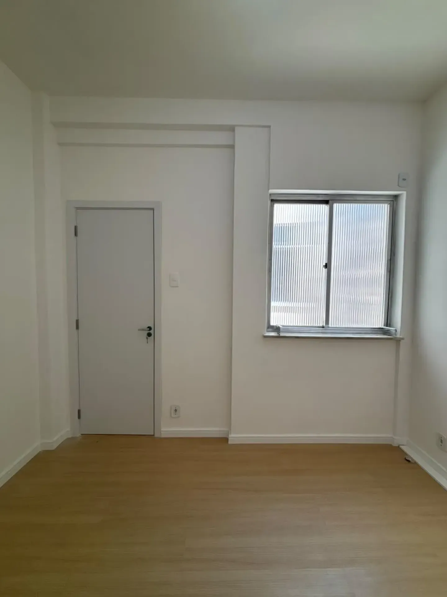 Wood or laminate floors in a one-bedroom apartment, 37 m² — photo 11