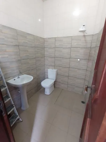 Bathtub in a 5-bedroom house, 250 m² — photo 26