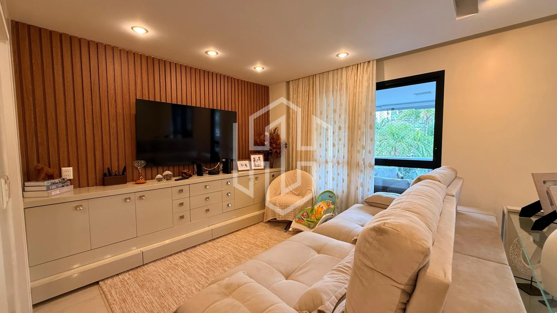 Furnished apartment, 162 m², with floor-to-ceiling windows — photo 17