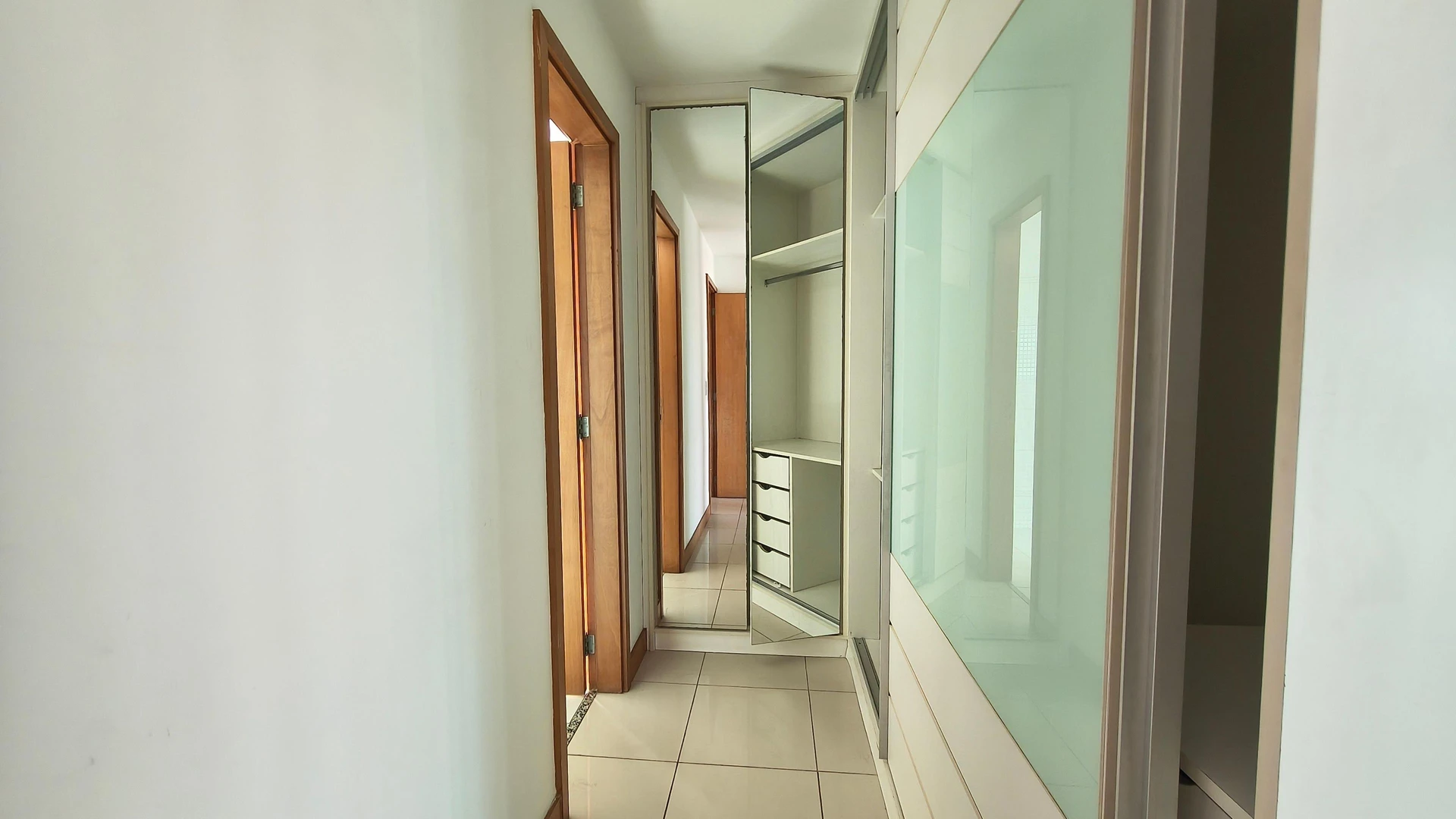 Apartamento com 3 suítes e fogão a gás na cozinha — photo 17