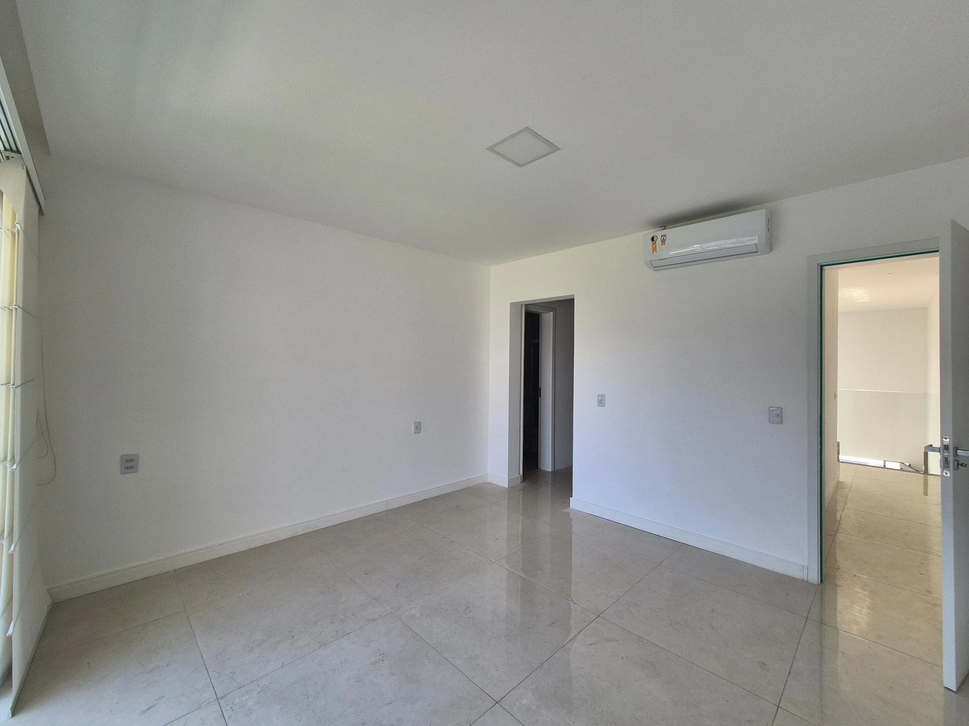 4-bedroom house with a glass-enclosed balcony — photo 57