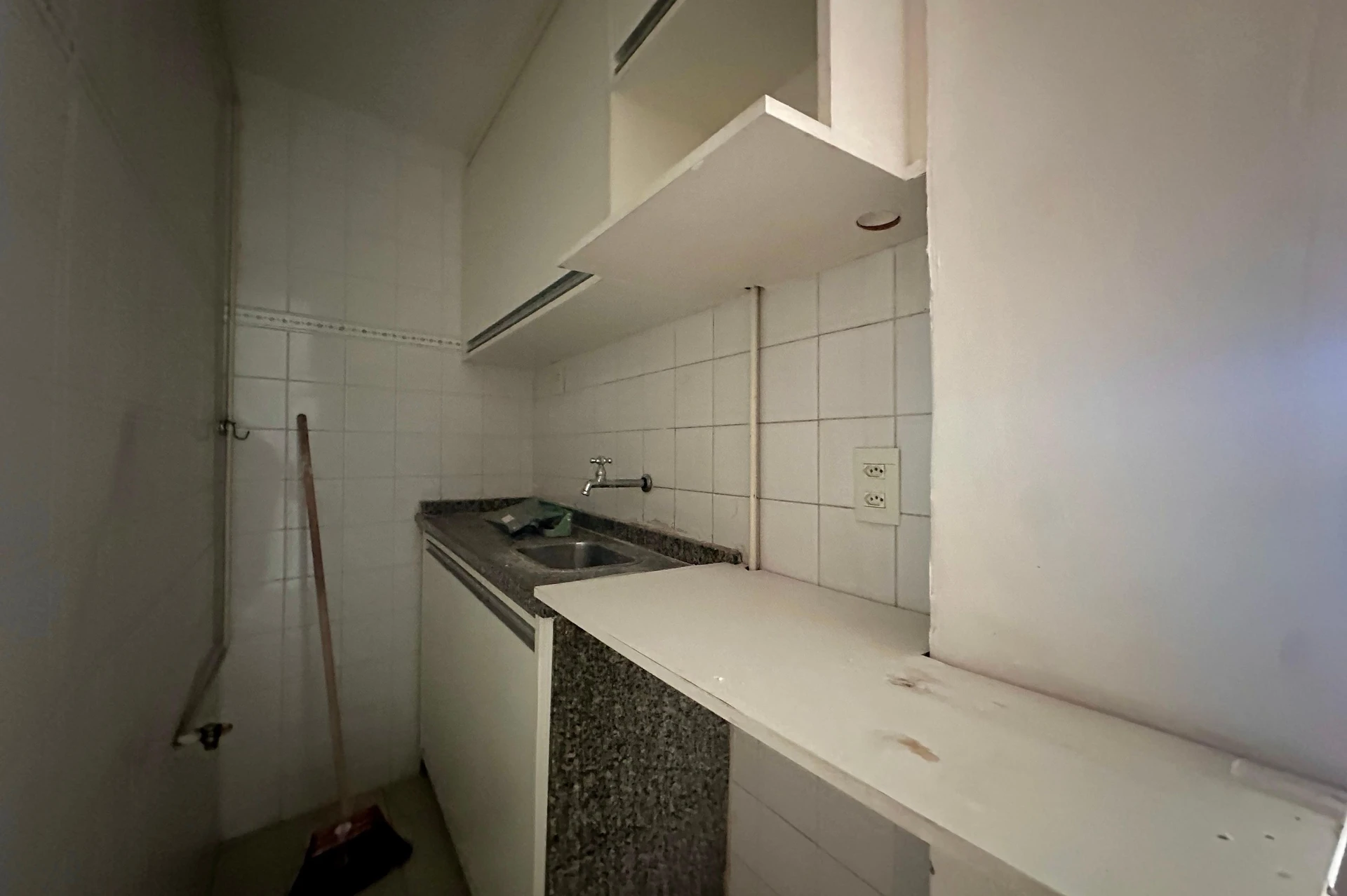 1-bedroom, 1-bath apartment with no parking space — photo 2