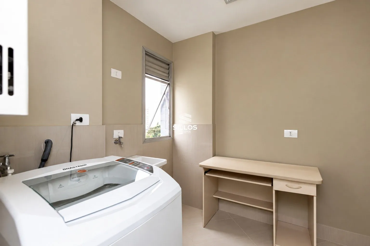121 m² apartment with a glass-enclosed balcony and a bathtub — photo 20