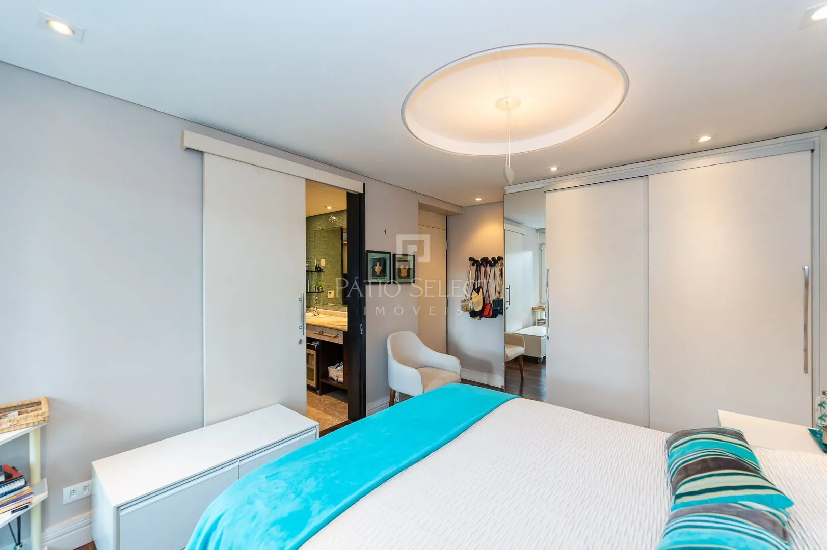 Floor-to-ceiling windows in a 6-bedroom house, 763 m² — photo 79