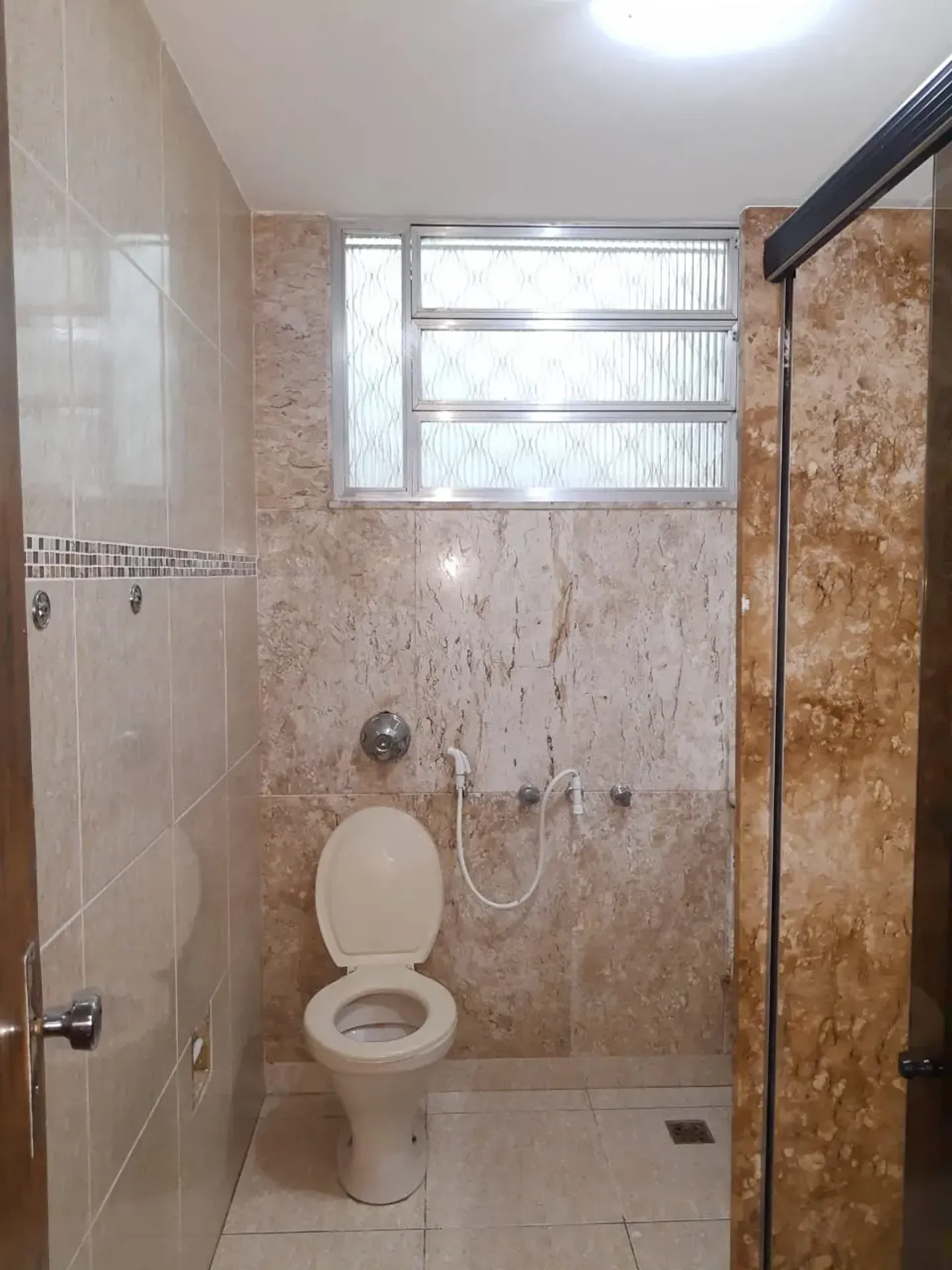Bathtub in a 5-bedroom house, 240 m² — photo 39
