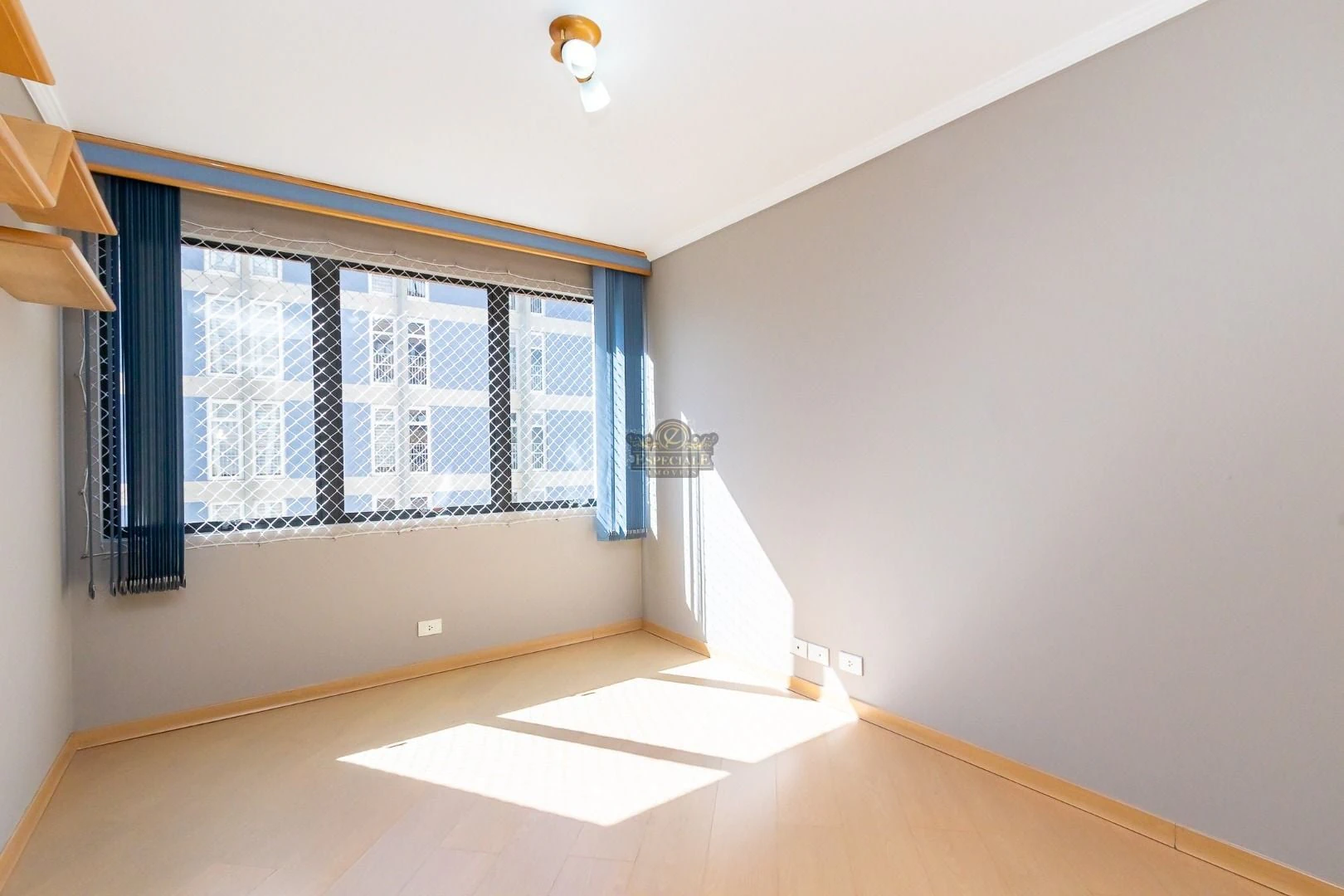 Wood or laminate floors in a 3-bedroom apartment, 86 m² — photo 20