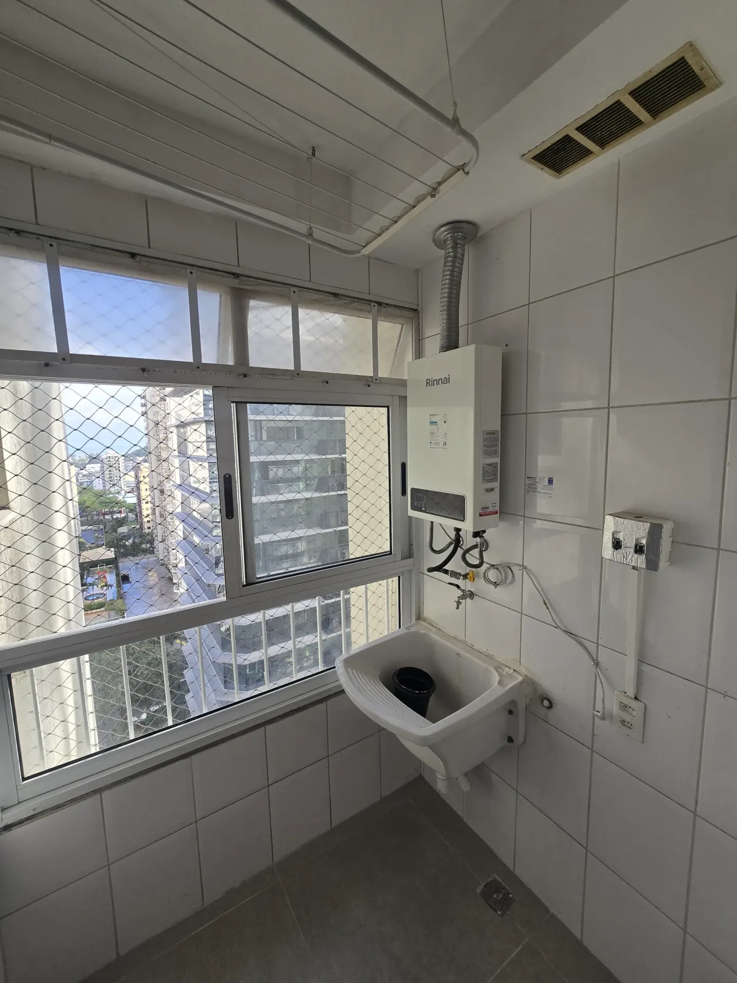 4-bedroom apartment with 3 bathrooms and a balcony — photo 21