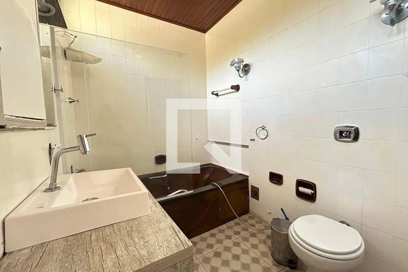 4-bedroom house with a bathtub — photo 36
