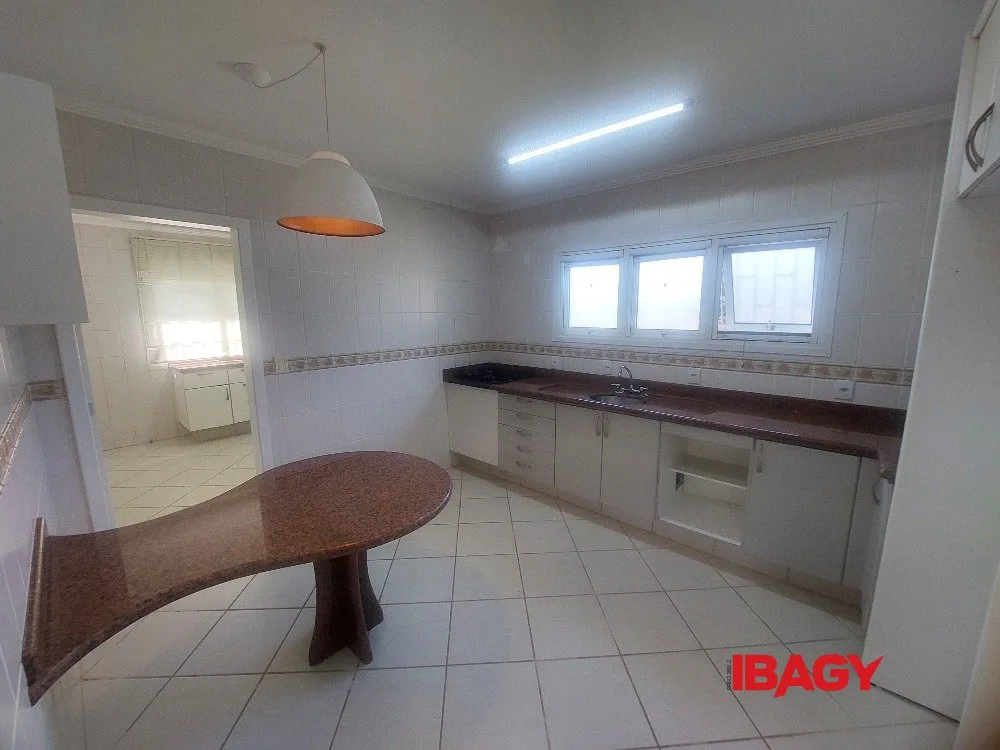 Furnished house with 5 bedrooms on 5200 m² — photo 49