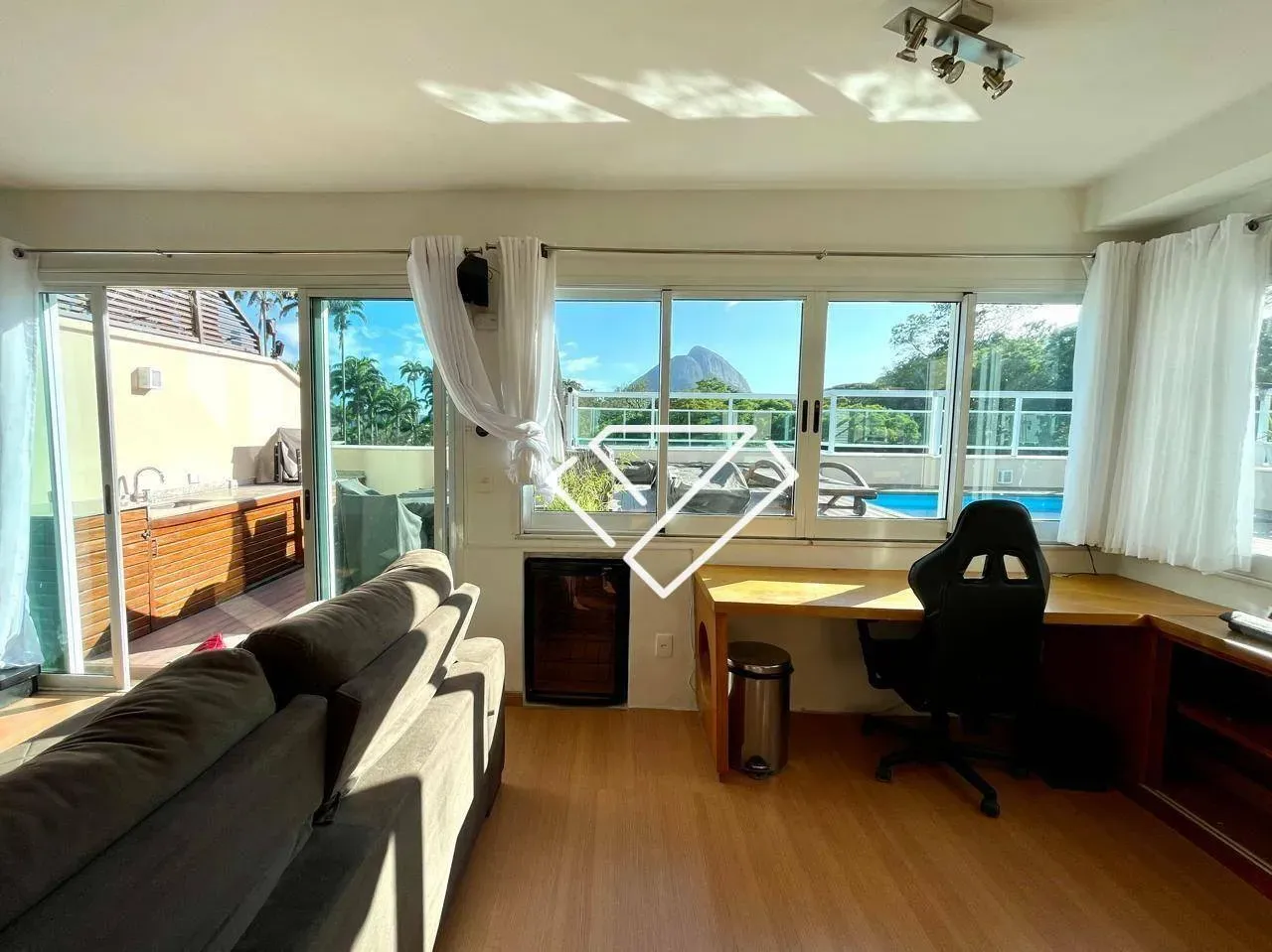 2-bedroom apartment with open-plan kitchen and balcony — photo 9