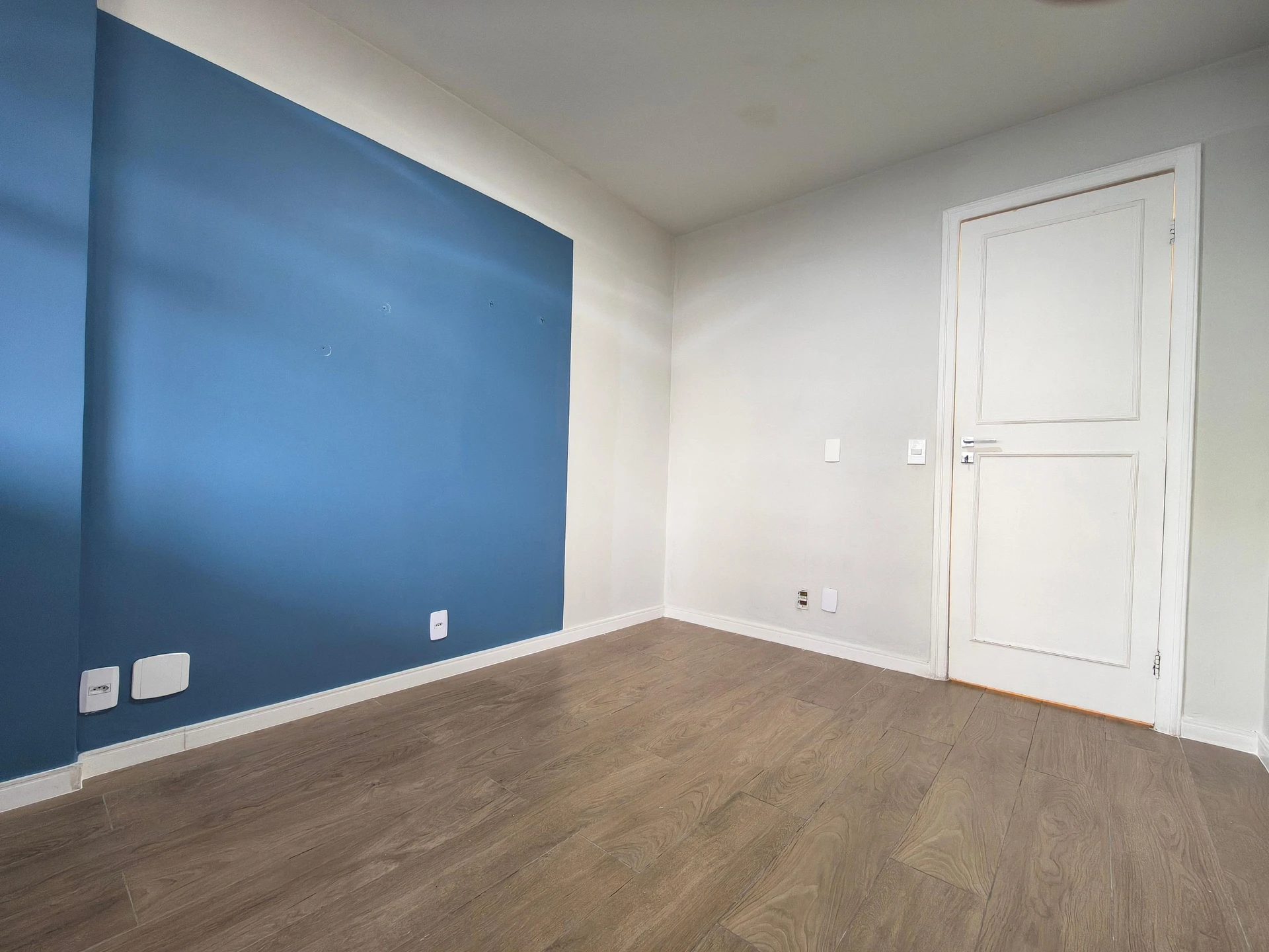 Unfurnished 2-bedroom apartment with a closed kitchen — photo 13