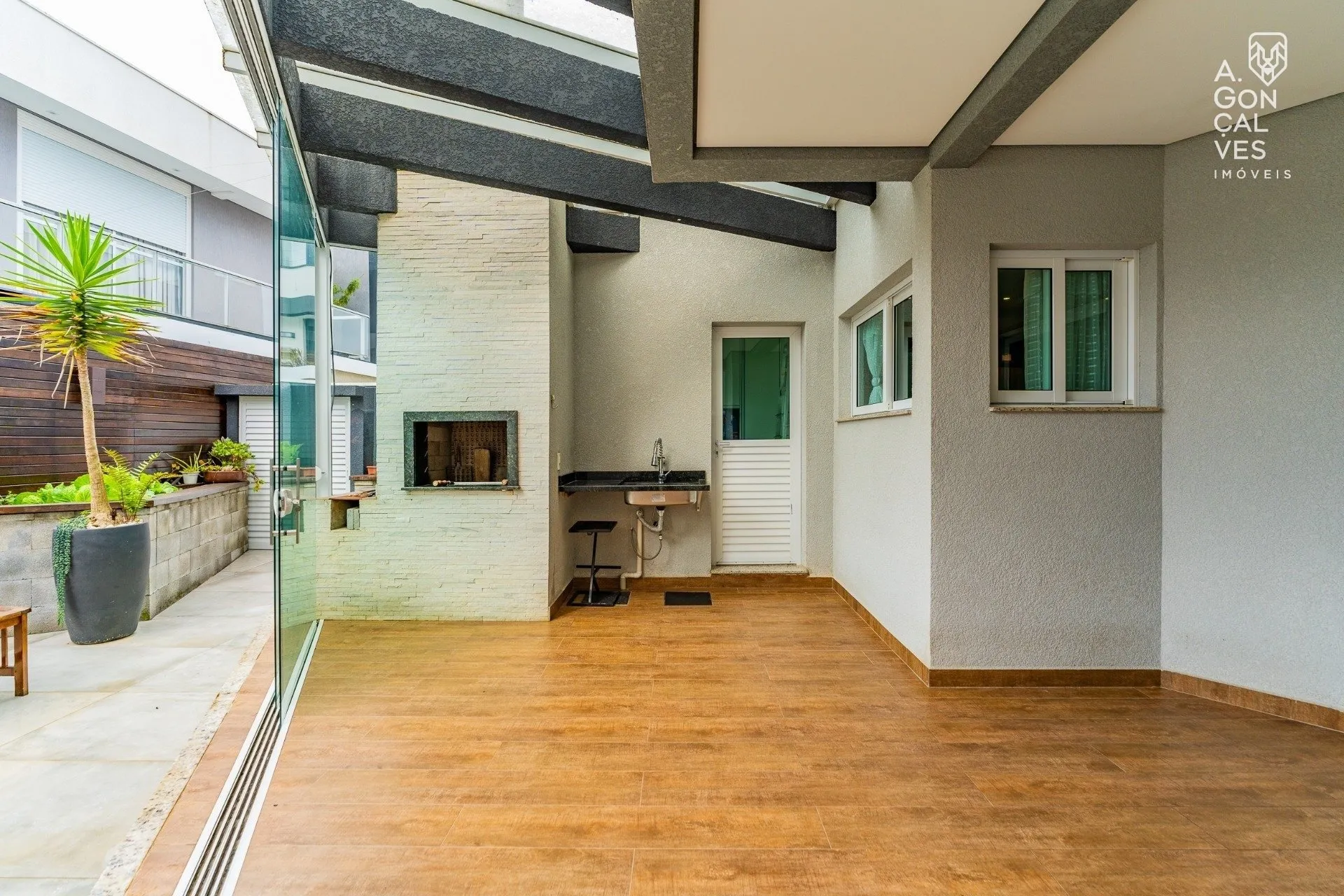 Furnished house with 3 bedrooms and 4 bathrooms — photo 33
