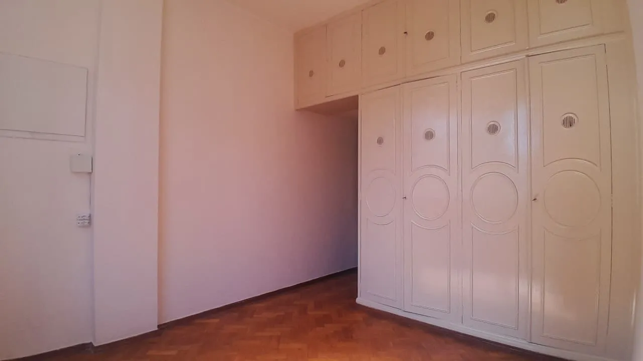 Unfurnished 1-bedroom apartment with glass shower and electric showerheads — photo 4