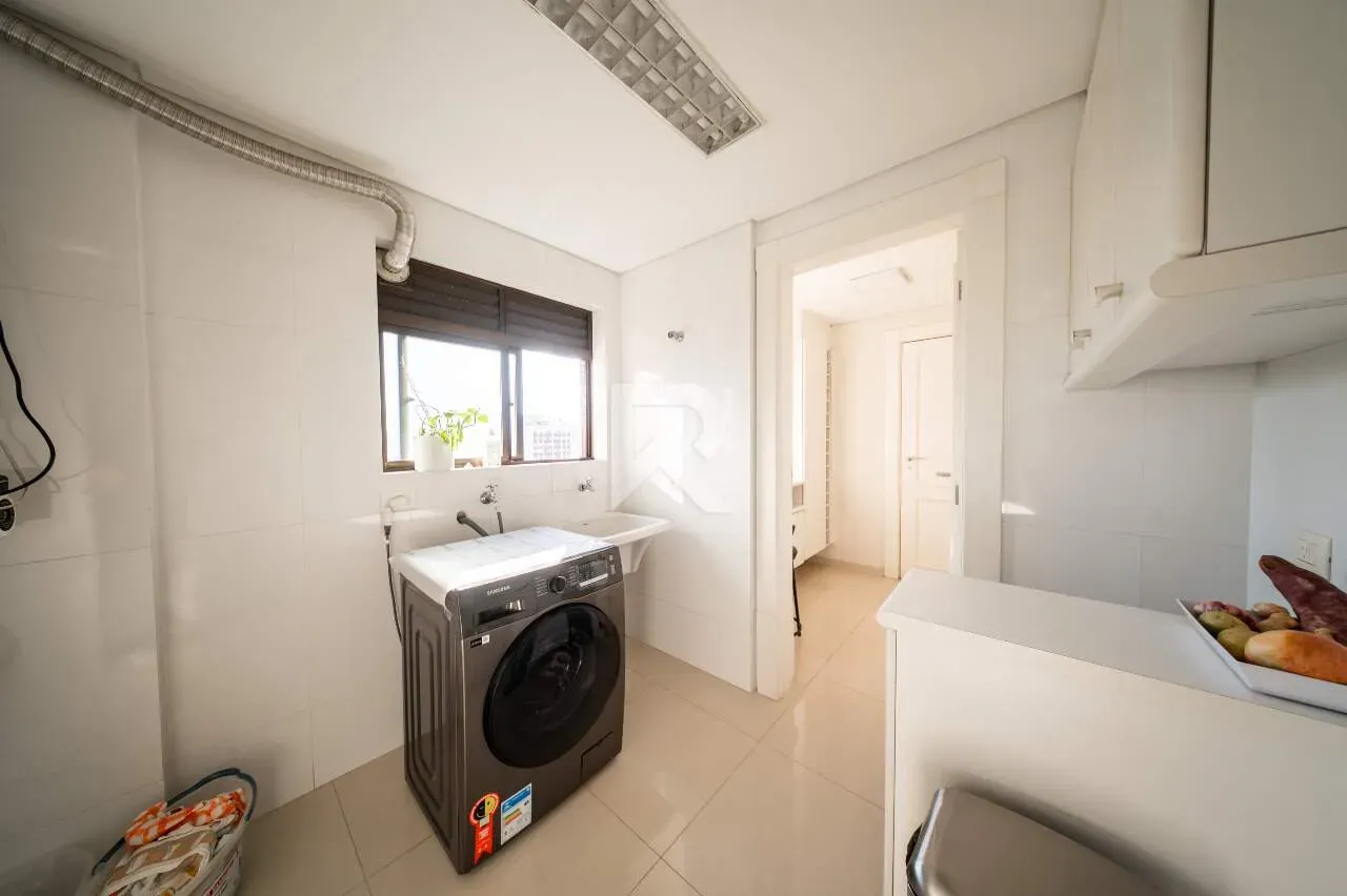 Furnished apartment with 3 bedrooms and 221 m² — photo 27