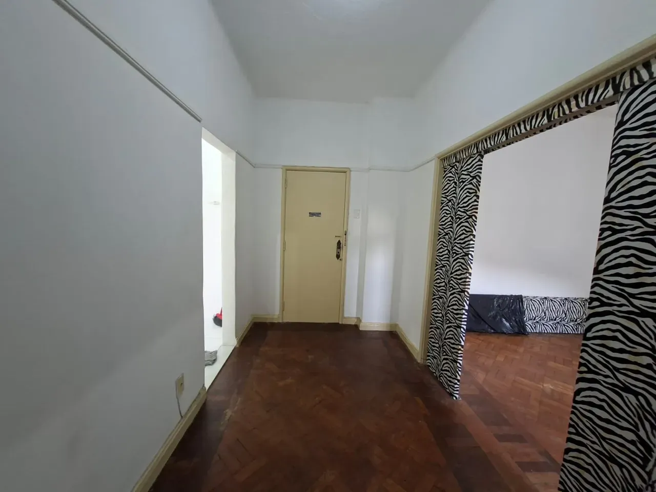 Apartamento com piso de madeira ou laminado, Centro — photo 12