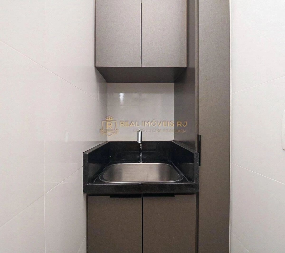 Furnished 1-bedroom apartment with city views — photo 15