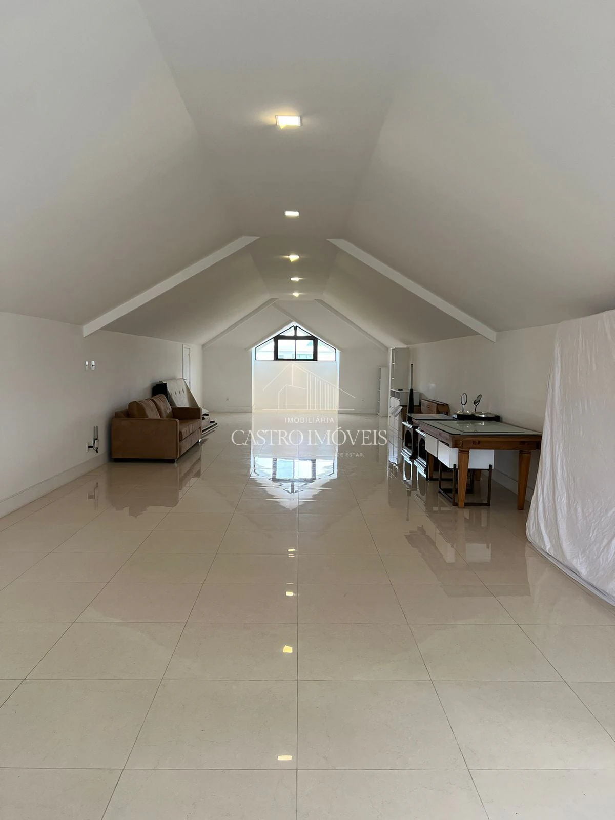 House 980 m² with 4 en-suite bedrooms and gas kitchen — photo 2