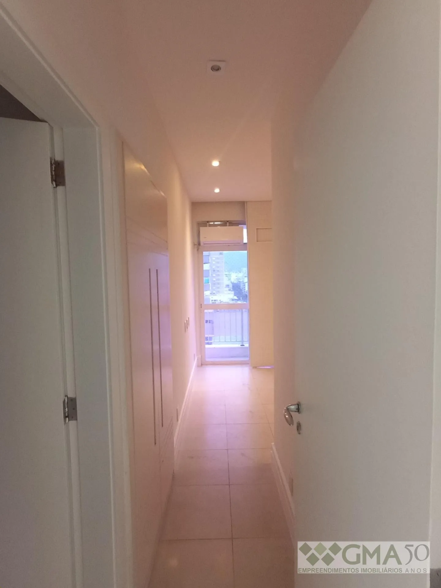 3-bedroom apartment with a mountain view — photo 36