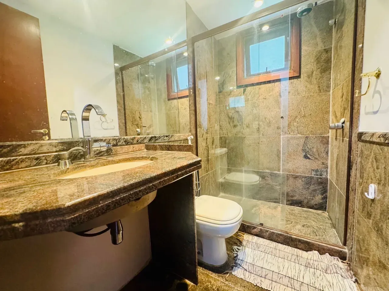 House with 5 suites and an integrated kitchen — photo 54