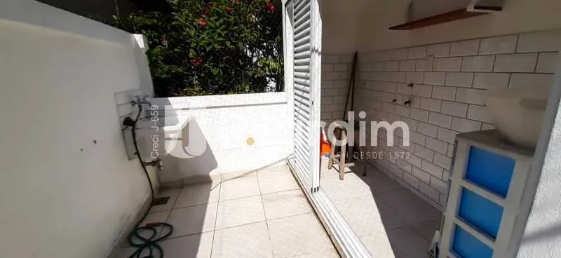 Residential house with a closed kitchen and gas stove — photo 21