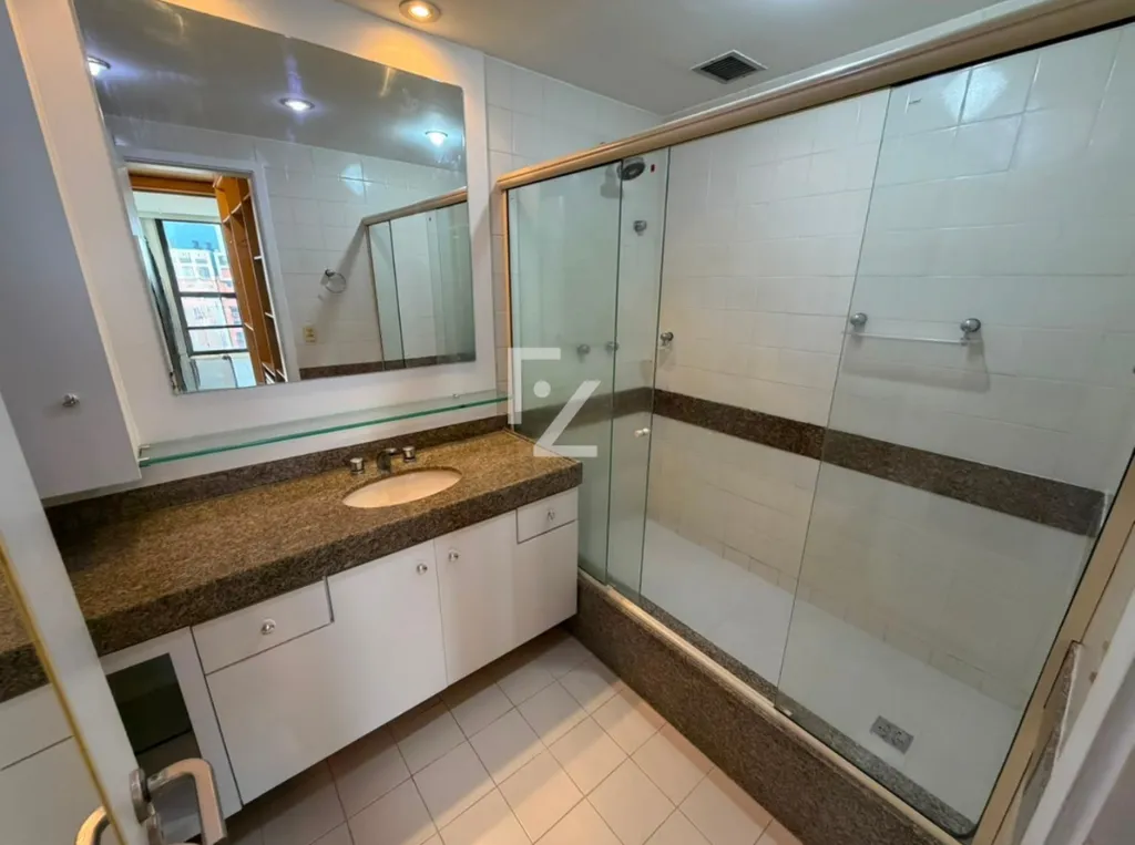 Duplex apartment on the 20th floor with city and water views — photo 47