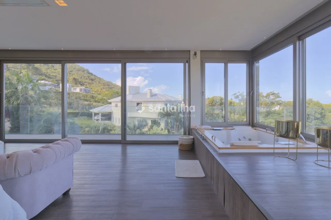 House with 6 en-suite bedrooms and 8 bathrooms, 1350 m² — photo 43