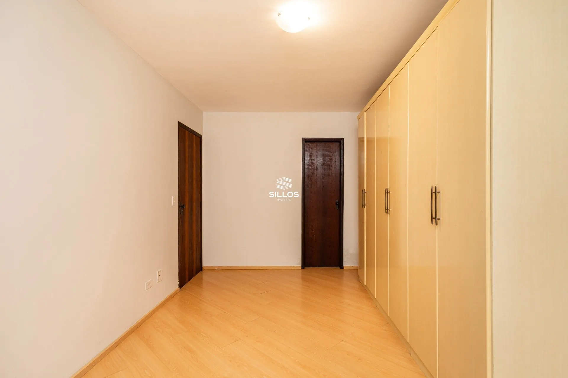 Casa de 3 quartos com piso de madeira ou laminado — photo 7