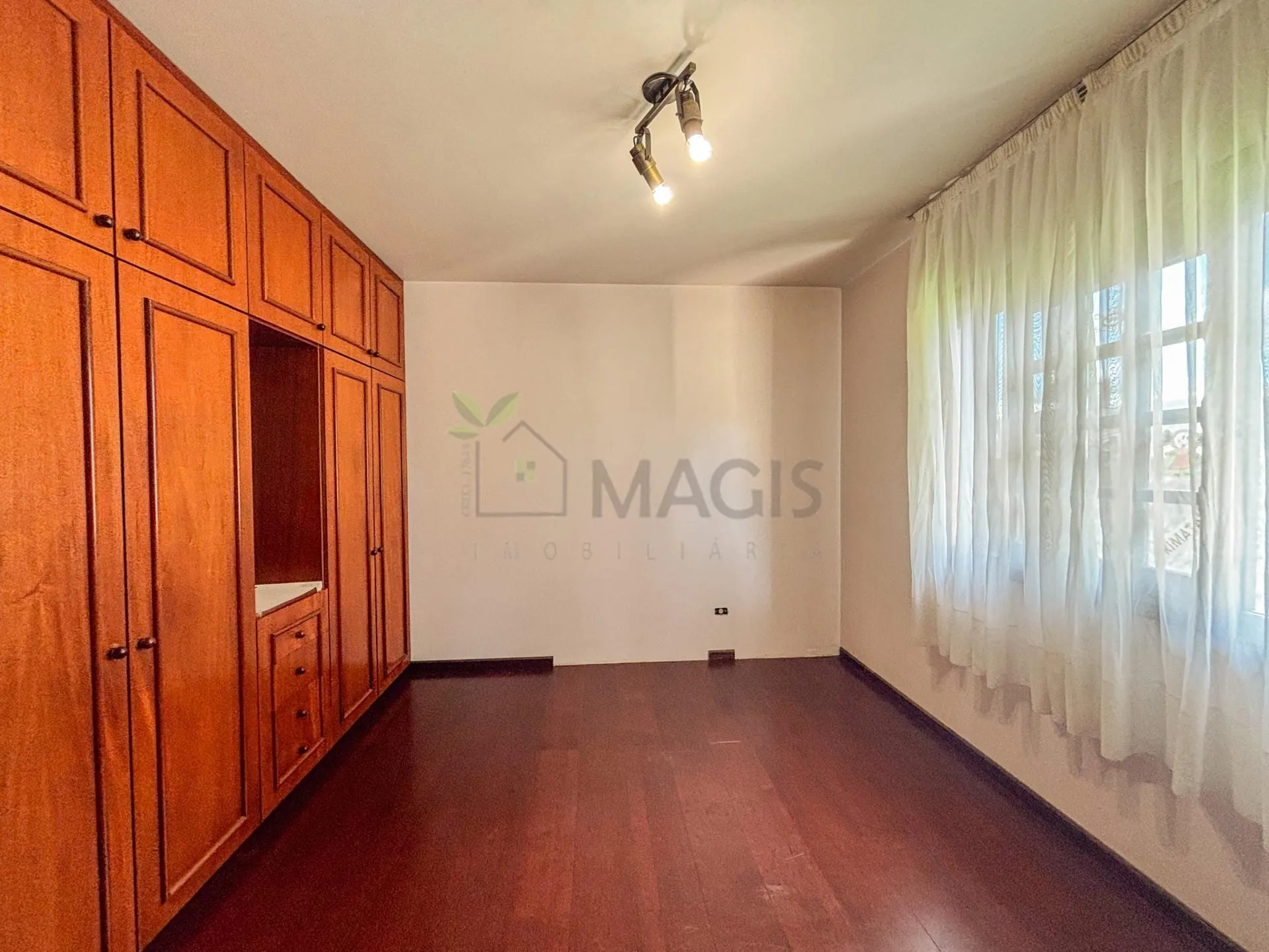 House with 5 bedrooms and 13 parking spaces across 2 floors — photo 27