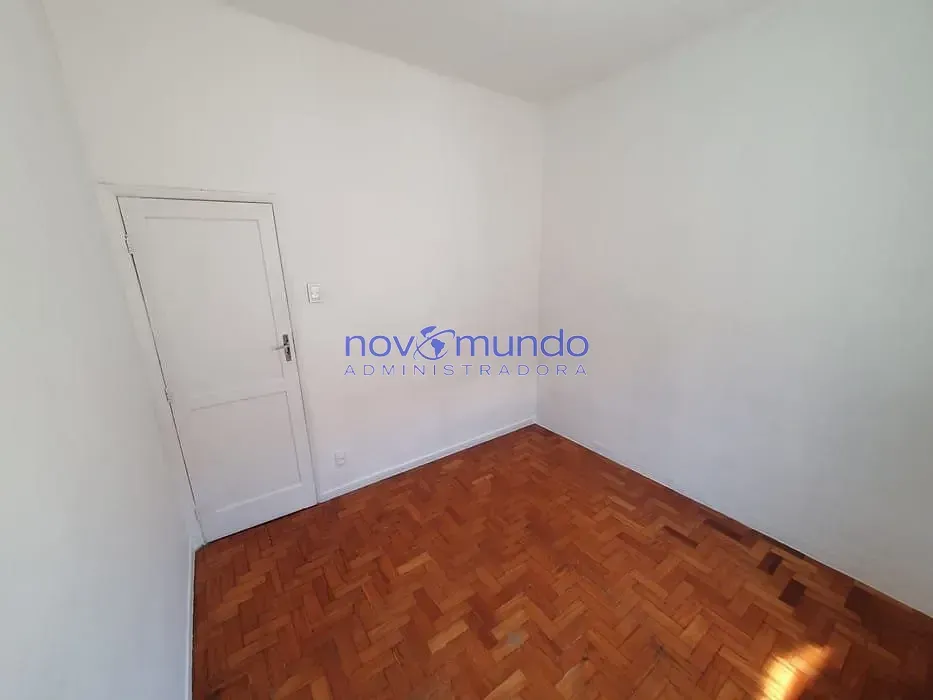 Apartamento com piso de madeira ou laminado, Pilares — photo 15