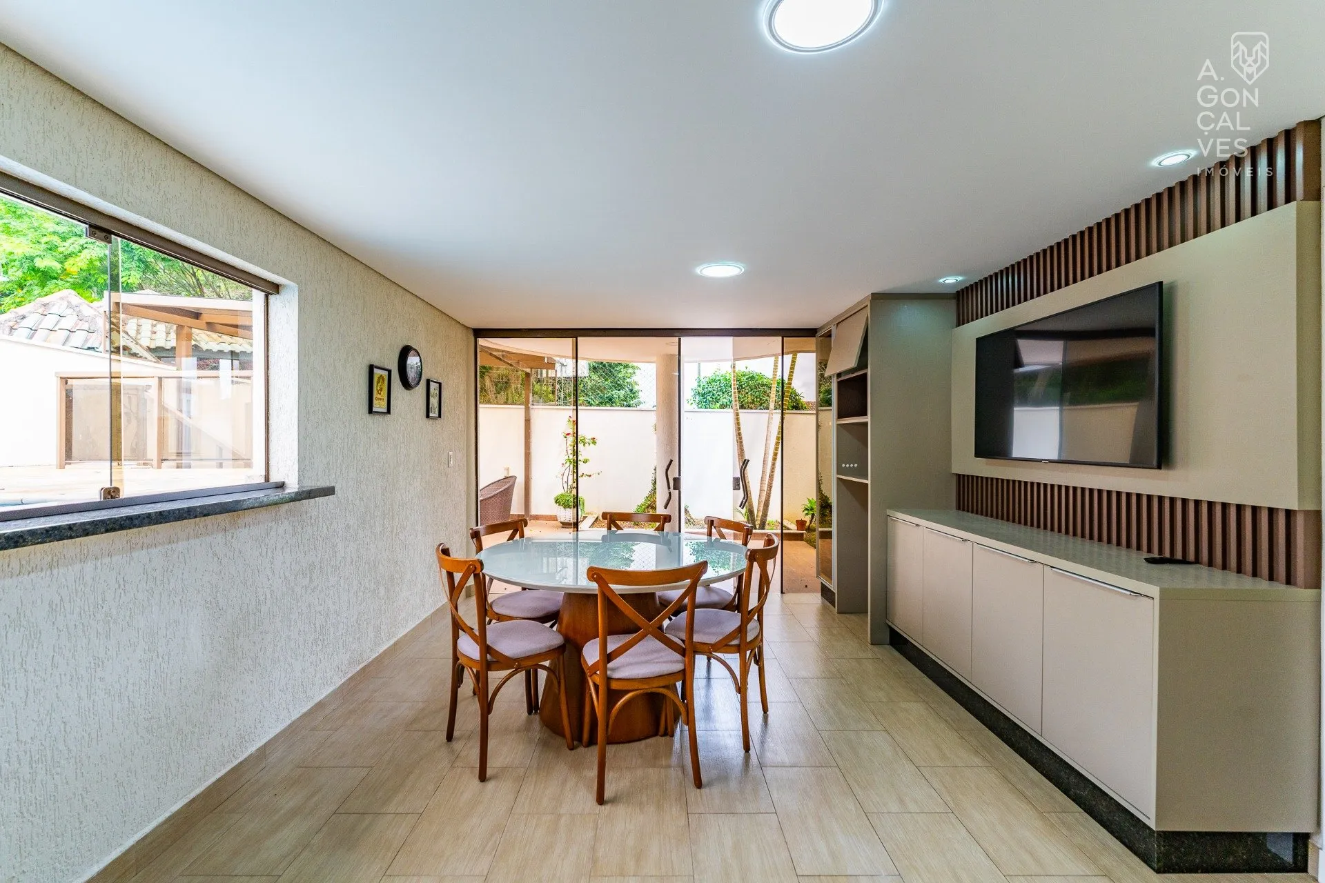 Unfurnished house with 4 bedrooms and 5 bathrooms — photo 35