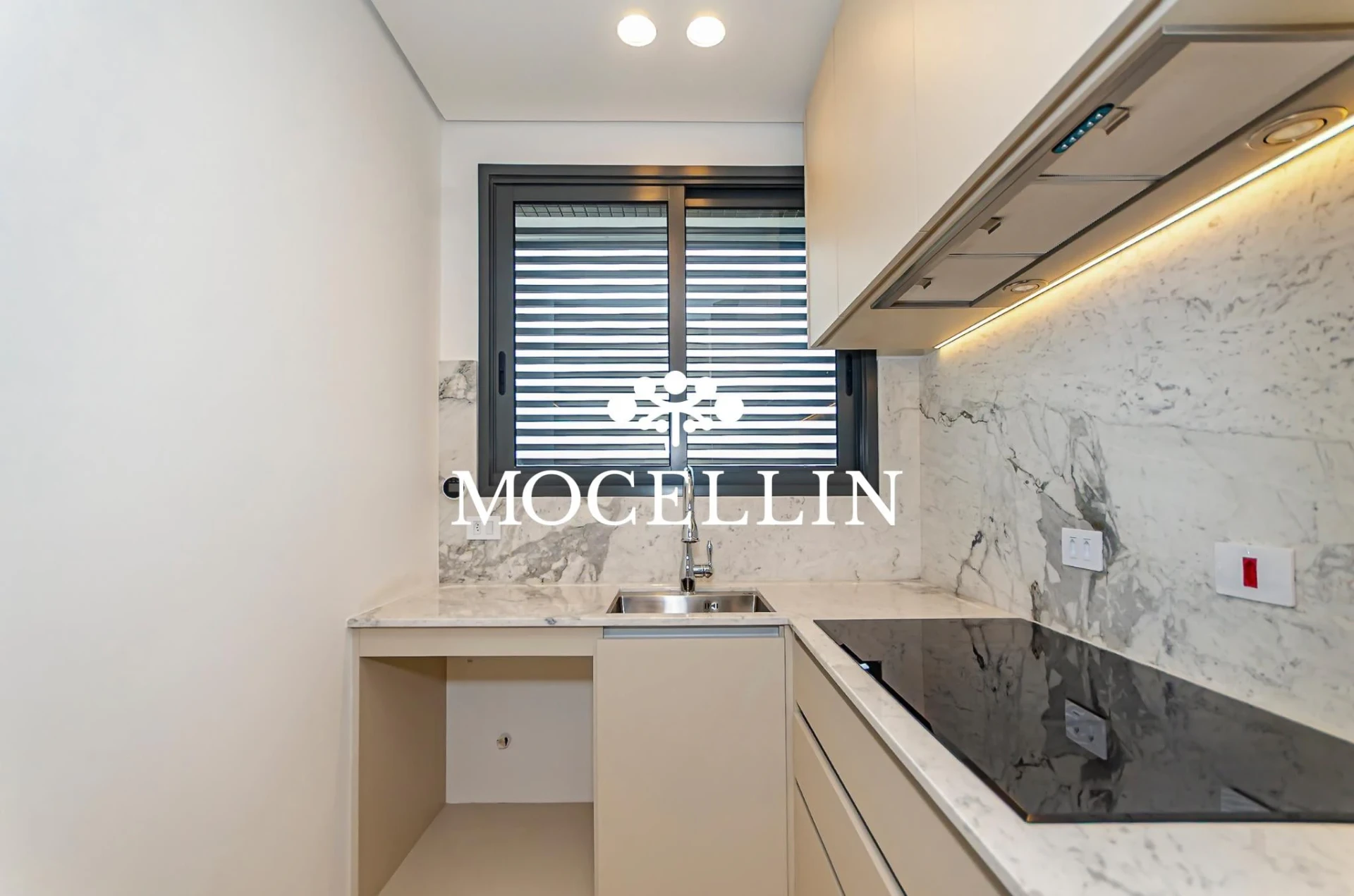 Floor-to-ceiling windows in a 3-bedroom apartment, 242 m² — photo 8