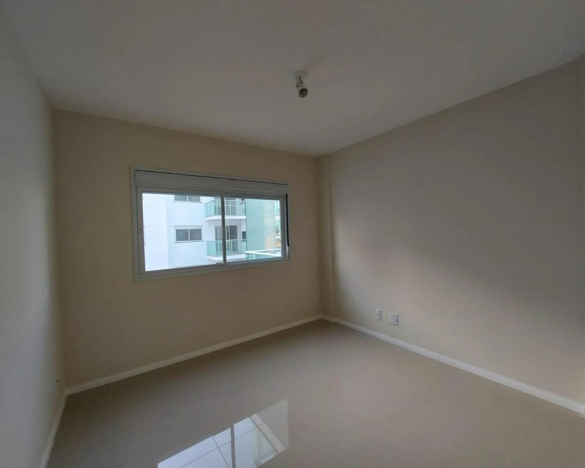 Balcony with a grill in a 3-bedroom apartment, 93 m² — photo 21