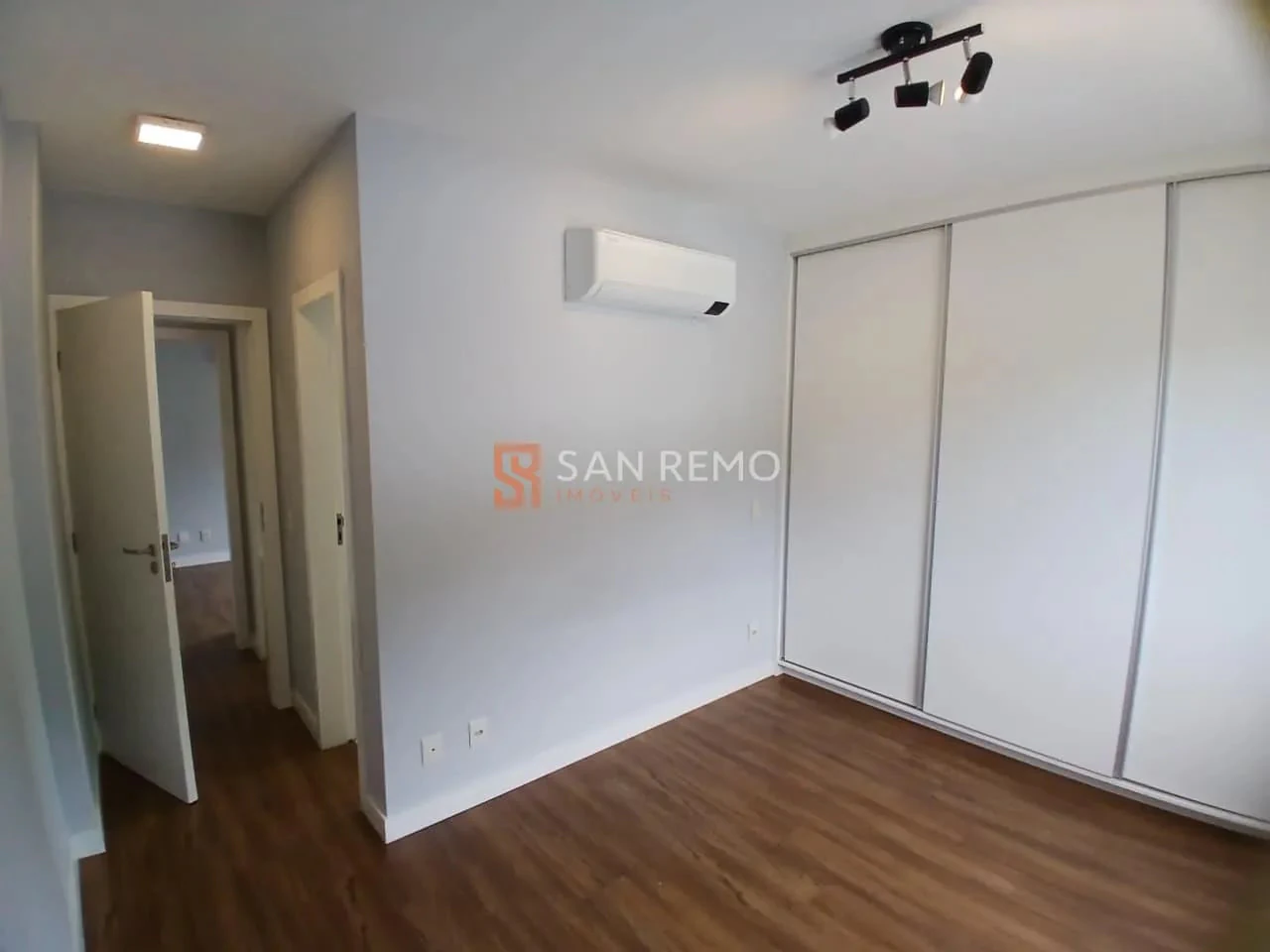 3-bedroom apartment in a building with a pool — photo 25