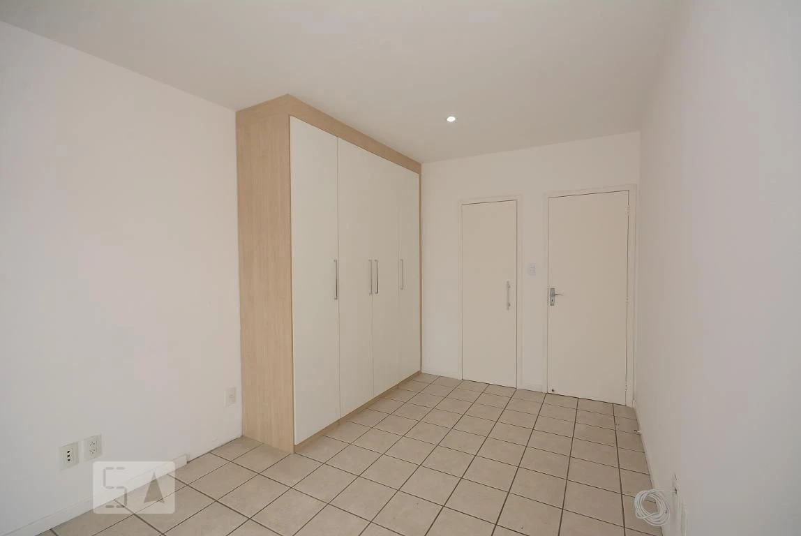 4-bedroom apartment in a building with a pool — photo 4