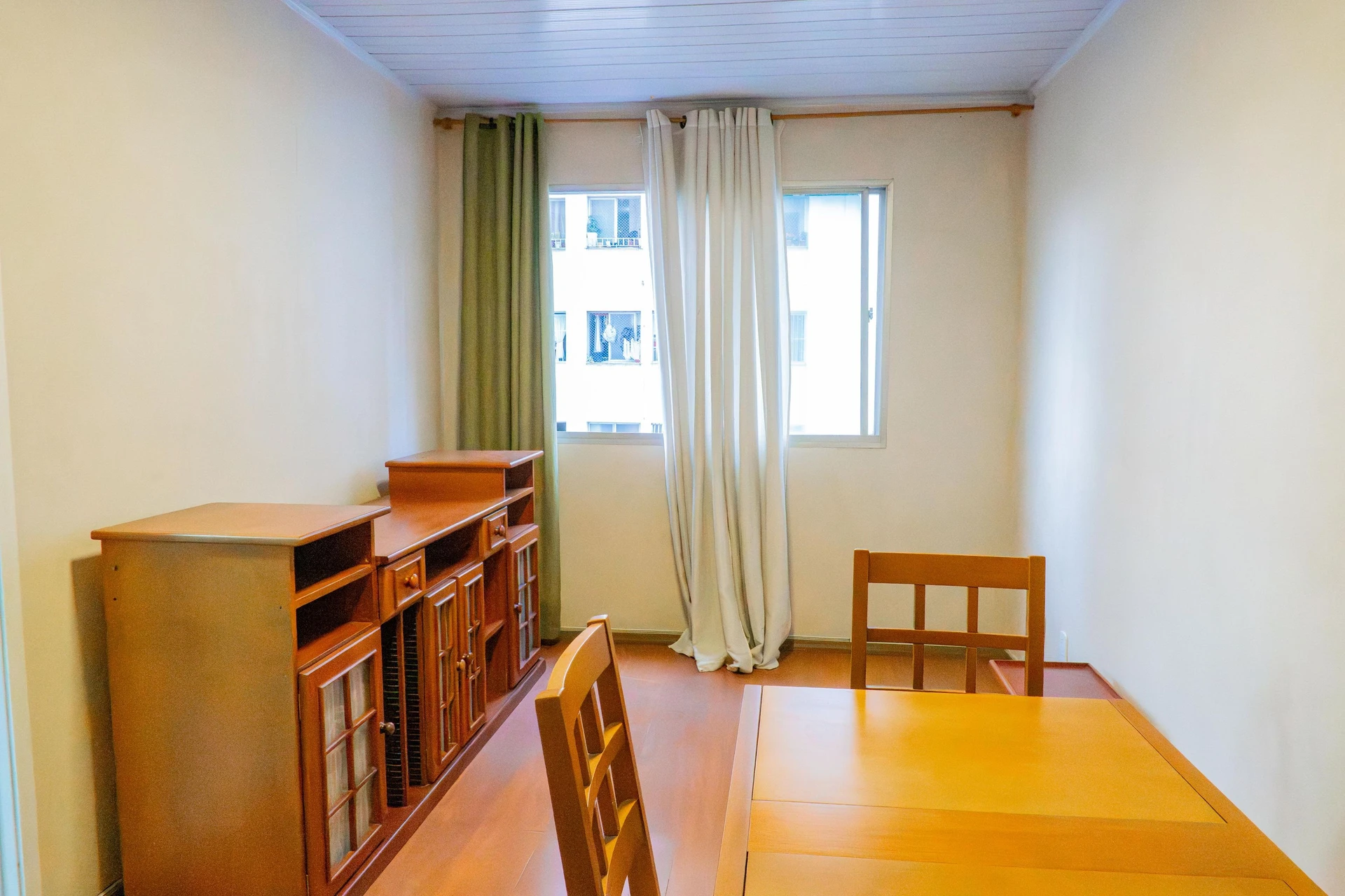 3-bedroom apartment with wood or laminate floors — photo 7