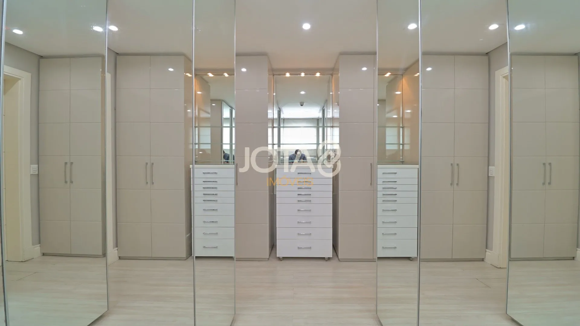 House of 310 m² with 3 en-suite bedrooms and private BBQ — photo 31