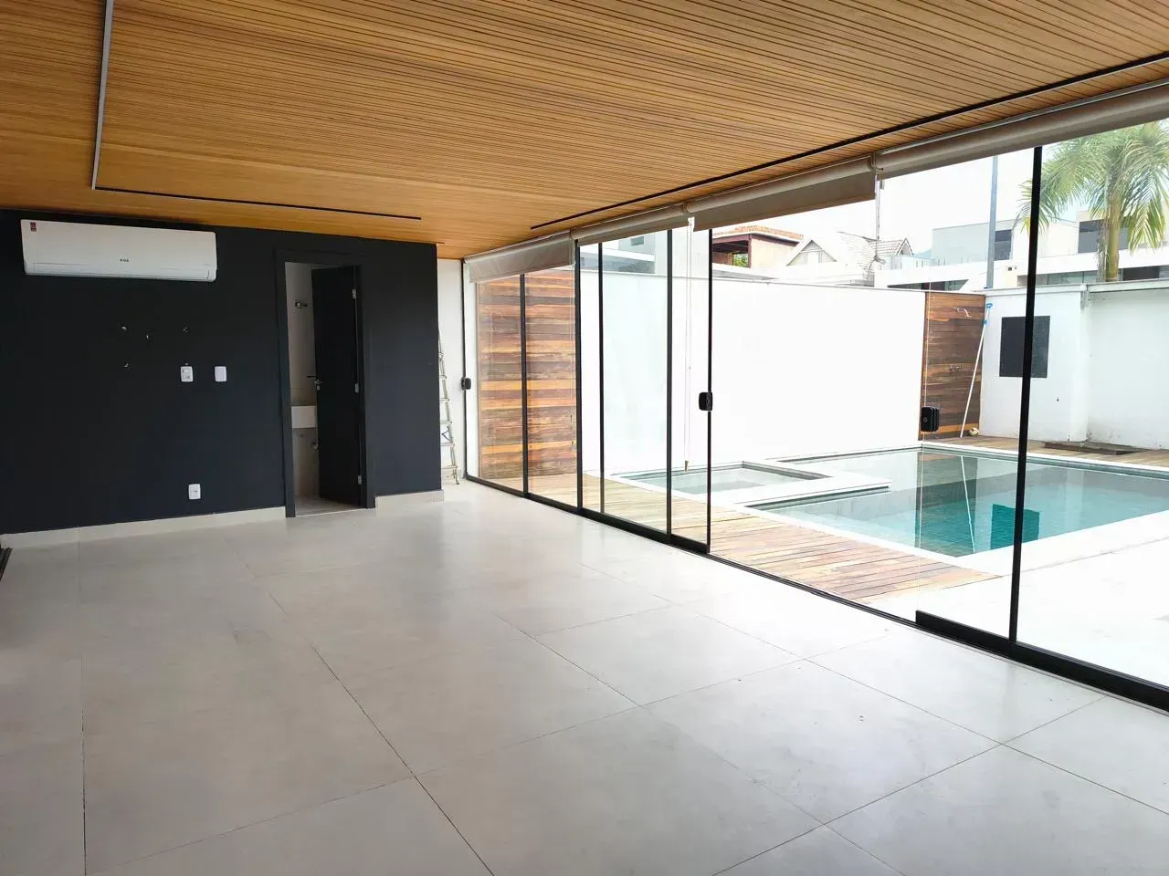 360 m² house with 4 bedrooms and open-plan kitchen — photo 11