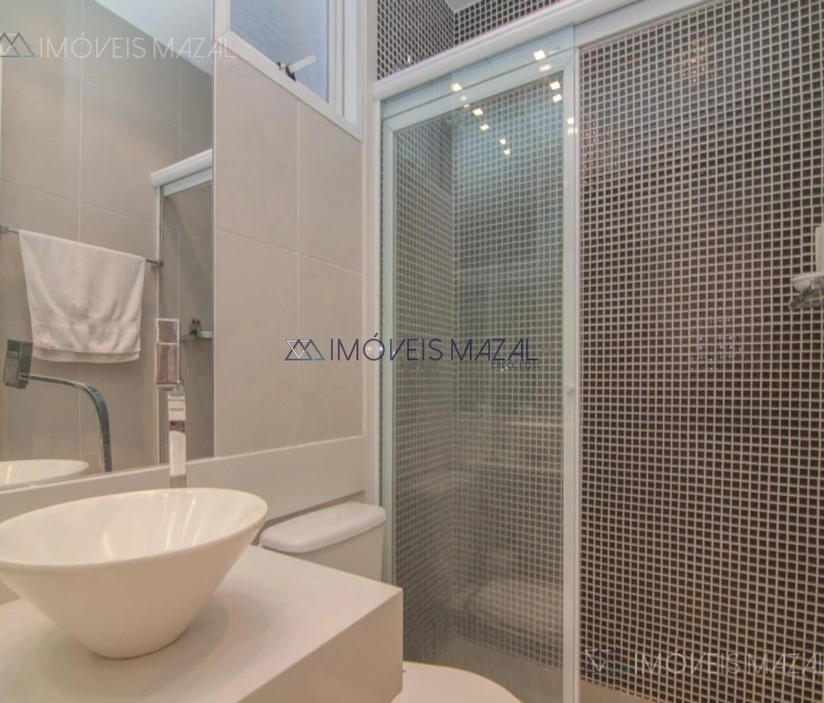 Glass-enclosed balcony in a one-bedroom apartment, 102 m² — photo 39
