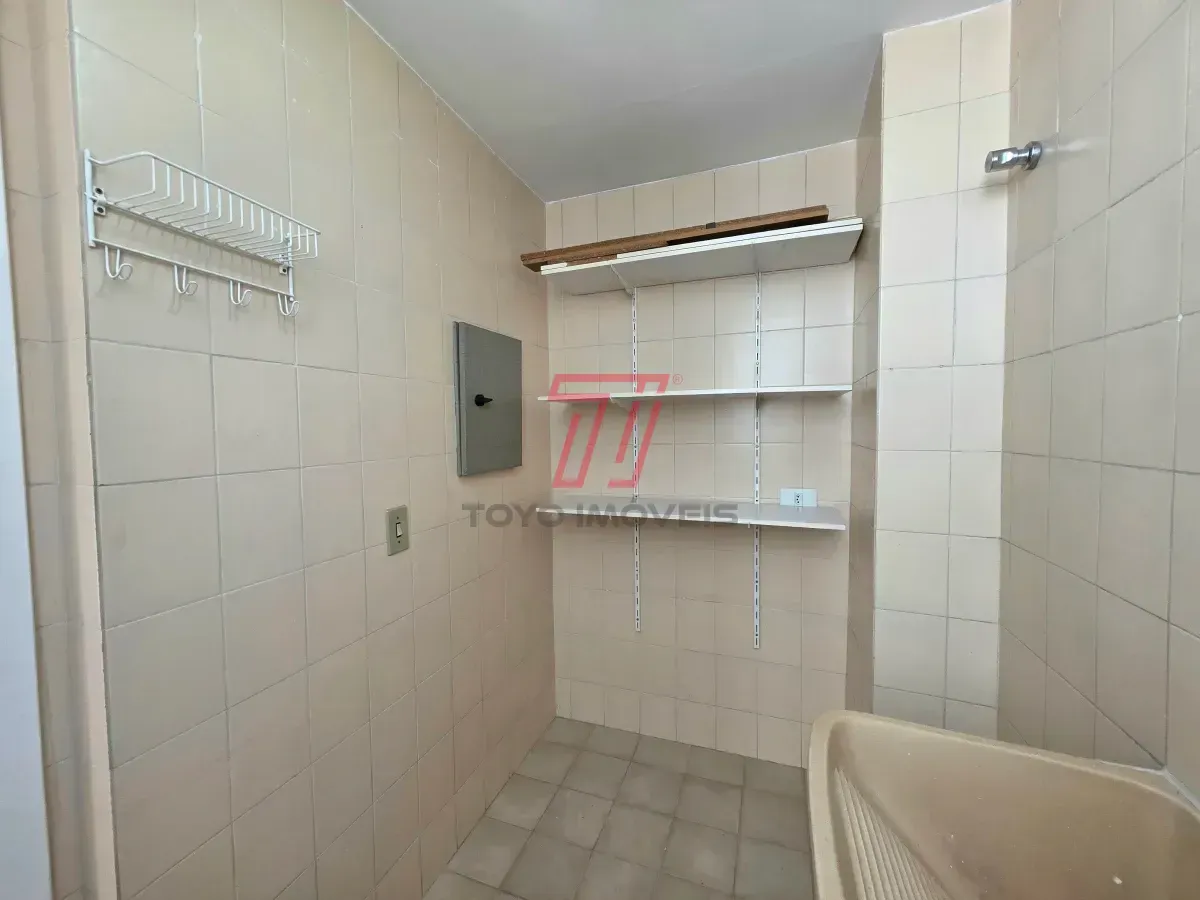 Apartamento de 3 quartos com piso de madeira na sala — photo 26