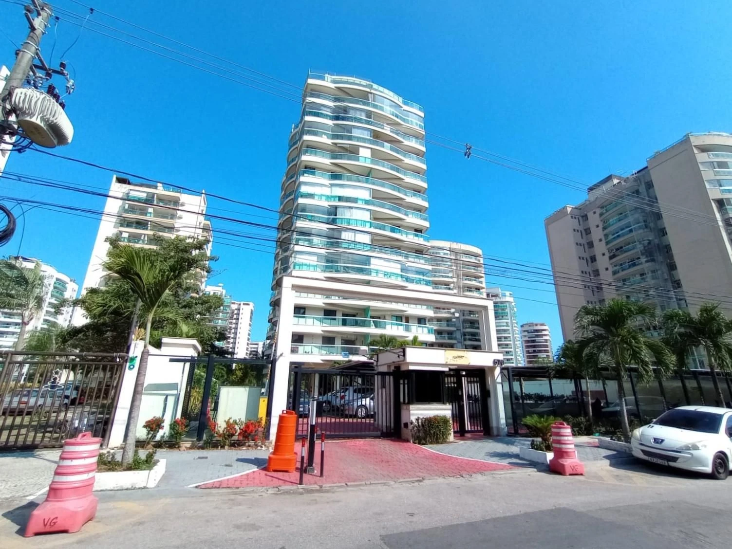 Glass-enclosed balcony in a 3-bedroom apartment, 77 m² — photo 55